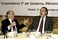Pedro Solbes (d), ministro de Economa y Hacienda, junto con Jos Mara Cuevas, presidente de la CEOE. (Foto: Jaime Villanueva)