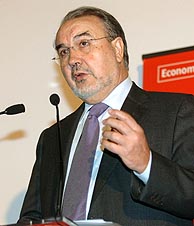 El ministro de Economa, Pedro Solbes, durante su intervencin en las jornadas organizadas por 'The Economist'. (Foto: EFE)