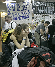 Turistas afectados por la huelga en Aerolneas Argentinas. (Foto: AP)