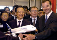 El primer ministro chino, Wen Jiabao, durante su visita este fin de semana a una planta de Airbus. (Foto: REUTERS)