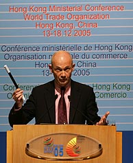 El presidente de la OMC, Pascal Lamy, con una varita en la apertura de la cumbre. (Foto: AP)