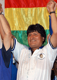 Evo Morales celebrando su victoria en las legislativas. (Foto: Reuters)
