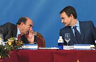 Zapatero conversa con el presidente del banco Santander, Emilio Botín. (Foto: EFE)