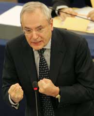 Jacques Barrot, comisario europeo de Transportes, durante la sesin plenaria del Parlamento Europeo en Estrasburgo. (Foto:EFE)