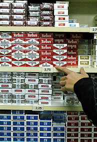 La caja de Marlboro, qeu hasta hoy costaba 2,75 euros, se podr encontrar por 2,35 tras la ltima rebaja de Philip Morris. (Foto: EFE)