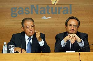 Salvador Gabarr y Rafael Villaseca, presidente y consejero delegado de Gas Natural, en la presentacin de la OPA. (Foto: Antonio Moreno)