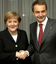 Merkel y Zapatero en diciembre. (Foto: EFE)