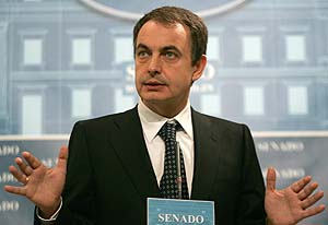 'Los mercados son muy importantes, pero, para el Ejecutivo, los ciudadanos, ms', afirm Zapatero tras comparecer en el Senado. (Foto: EFE)