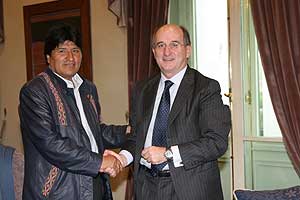 El presidente de Bolivia, Evo Morales, con el dugrigente de Repsol YPF, Antonio Brufao, en La Paz. (Foto: Repsol YPF)
