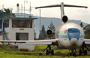 Un avin junto a una torre de control abandonada en el aeropuerto de Goma en el Congo. (Foto: AFP)
