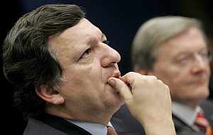 El presidente de turno de la UE, Wolfgang Schussel (dcha.) y el presidente de la CE, Jos Manuel Barroso. (Foto: EFE)