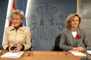 Mara Teresa Fernndez de la Vega y Elena Salgado, durante la rueda de prensa posterior al Consejo de Ministros. (Foto: EFE)