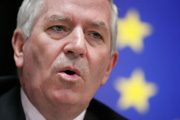El comisario europeo de Comercio Interior, Charlie McCreevy, en una imagen de abril de 2005. (Foto: EFE)
