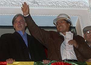 El presidente de Bolivia, Evo Morales (dcha) saluda, junto al vicepresidente del pas, lvaro Garca, desde el balcn del palacio presidencial con el decreto sobre hidrocarburos en la mano. (Foto: AP)