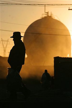 Un hombre camina en frente de una instalacin de gas en Bolivia. (Foto: AP)