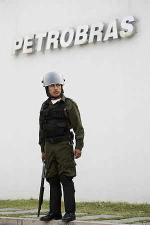 Un polica boliviano, cerca de la sede de Petrobras en Santa Cruz de la Sierra. (Foto: AP)