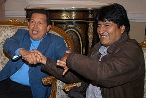 Evo Morales (dcha) y Hugo Chvez se saludan durante el encuentro que mantuvieron hoy. (Foto: AFP)