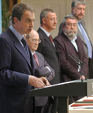 Zapatero (i), junto a Caldera (3d); Fidalgo (d), y Méndez (2d), y Cuevas(2i), y Bárcenas (detrás). (Foto: EFE)
