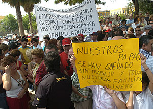 Afectados por los problemas financieros de Fórum Filatélico y Afinsa se concentran en Sevilla. (Foto: EFE)