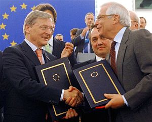 Borrell y Schussel estrechan sus manos tras la firma de los presupuestos. (Foto: AP)