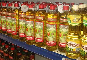 Las botellas de aceite tienen proteccin de seguridad en algunos supermercados debido a su alto precio. (Foto: elmundo.es)