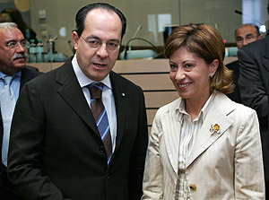 La ministra de Agricultura espaola, Elena Espinosa, con su homlogo italiano. (Foto: AFP)