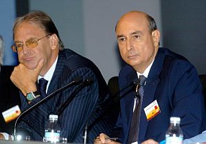 El presidente de Iberia, Fernando Conte (dcha), y el consejero delegado, ngel Mullor, durante la Junta de Accionistas de la compaa (Foto: EFE)