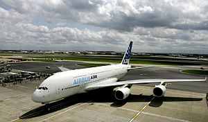 Un A380 en el aeropuerto londinense de Heathrow el pasado 18 de mayo. (Foto: AFP)
