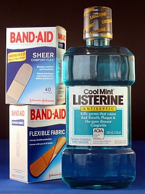 Band-Aids, un producto de Johnson & Johnson, junto a Listerine, de Pfizer. (Foto: AP)