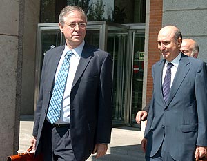 El presidente de Iberia, Fernando Conte (dcha), junto al director de Recursos Humanos de Iberia, Sergio Turrin (izda) a la salida de la reunin. (Foto: EFE)