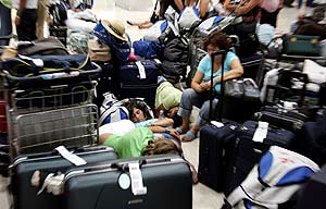 Pasajeros en el aeropuerto de Barajas (Madrid). (Foto: AFP)