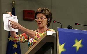 Neelie Kroes, comisaria de Competencia de la Comisión Europea, en la presentación de la multa a Microsoft. (Foto: AFP)