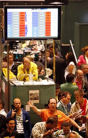 Operadores trabajan en el NYMEX (New York Mercantile Exchange), donde el crudo marc tambin hoy un nuevo rcord. (Foto: AP)
