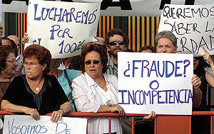 Los afectados de Afinsa se manifestaban frente al parlamento el pasado 30 de junio. (Foto: C.M.)