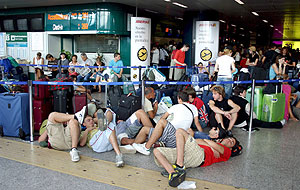 Pasajeros esperan su vuelo a Barcelona en un aeropuerto romano. (Foto: EFE)