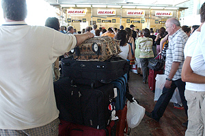 Los pasajeros han soportado colas de hasta cuatro horas para facturar. (Foto: EFE)