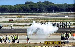 Trabajadores de tierra de Iberia, durante la ocupacin de las pistas de El Prat. (Foto: EFE)