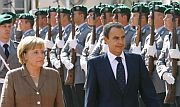 Merkel y Zapatero pasan revista al Batalln de Guardia. (Foto: AFP)