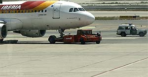 Avión de Iberia en el aeropuerto del Prat. (Foto: S. C.)