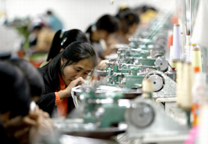 Mujeres chinas trabajando en un taller textil. (AP)