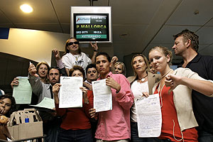 Pasajeros protestan por el retraso de un vuelo de Air Madrid el 29 de octubre. (Foto: Quique Fidalgo)