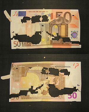 Dos billetes de 50 euros en proceso de desintegración. (Foto: Afp)