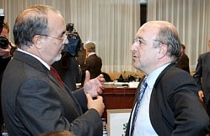 El ministro de Economa, Pedro Solbes, dialoga con el comisario de Asuntos Econmicos, Joaqun Almunia. (Foto: AFP)