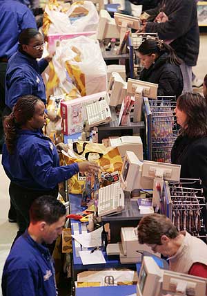 Compradores hacen cola para pagar en un centro comercial de Nueva York. (Foto: AFP)