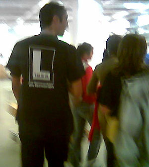 Uno de los trabajadores de Ikea con la camiseta de 'novato'. (Foto: elmundo.es)