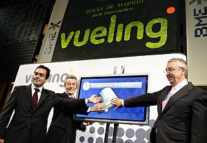 El presidente Vueling, Jos Miguel Abad (izq), junto al consejero delegado, Carlos Muoz, y el director general, Lzaro Ros (der.). (Foto: EFE)