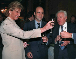 Brindis de la presidenta de Codorniu, Mar Ravents, con el presidente de Honor de Freinexet, Josep Ferrer Sala (derecha). (EFE)