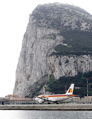El avin Airbus-319, en Gibraltar tras el primer vuelo. (Foto: EFE)