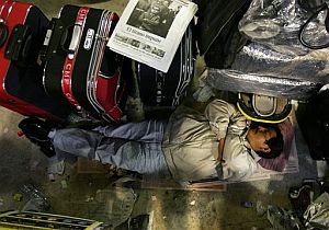 Un cliente de Air Madrid duerme en el aeopuerto de Barajas (Madrid). (Foto: AP)