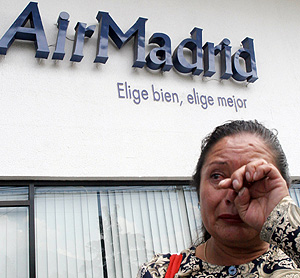 Una mujer se lamenta frente a la sede de Air Madrid, en la capital espaola. (Foto: AFP)